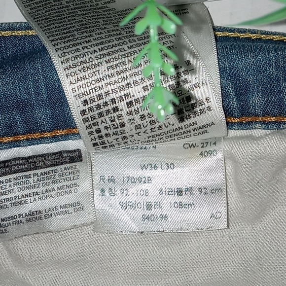 Levi Strauss & Co. 514 Jeans. Mens. Size 36 Waist 30 Length. Blue Denim color. - Picture 6 of 9